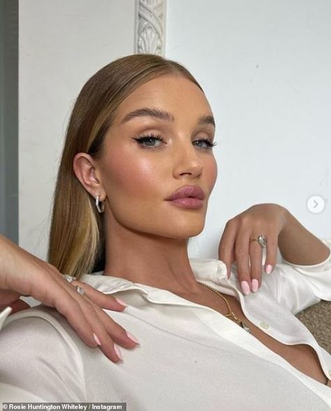 Rosie Huntington Whiteley Lips, Rosie Huntington Whiteley Nails, Rosie Huntington Makeup, Rosie Huntington Hair, Latte Makeup Look, Rosie Huntington Whiteley Makeup, Rosie Huntington Whiteley Hair, Jason Statham And Rosie, Latte Makeup