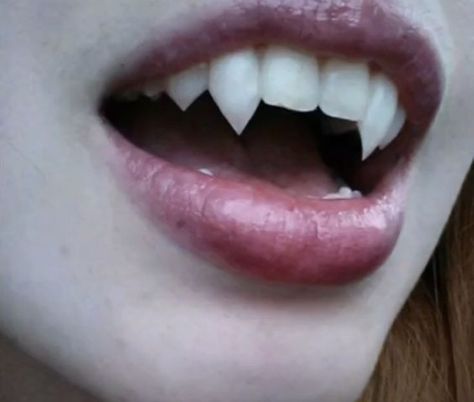 Diy Fangs, Cheap Halloween Costumes Diy, Fake Wounds, Diy Nails Easy, Halloween Nails Diy, Cheap Halloween Costumes, Vampire Teeth, Yennefer Of Vengerberg, Vampire Girls