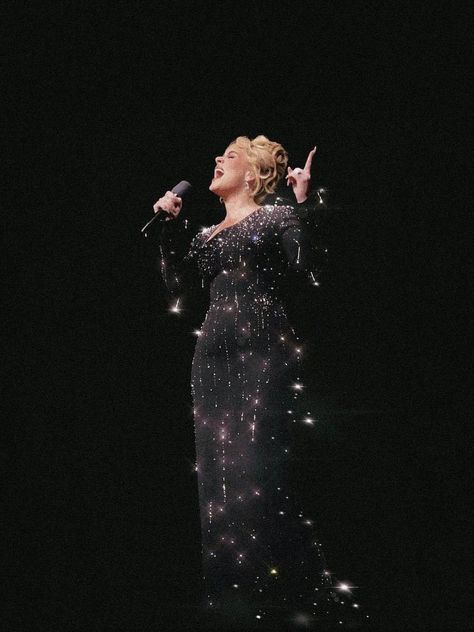 Adele Stage Outfits, Adele Vegas, Adele Pictures, Adele Photos, Adele Adkins, Rain Dress, Iconic Photos, Stage Outfits, Art Clothes