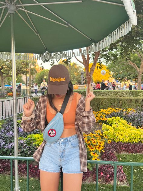 Disneyland Outfit Inspiration, Disneyland Outfits Autumn, Disneyland Outfits Fall Trendy, Fall Outfits Disneyland, Epcot Outfit Ideas Fall, Cute Outfits For Theme Parks, Halloween Theme Park Outfit, Disney September Outfit, Disney Halloween Trip