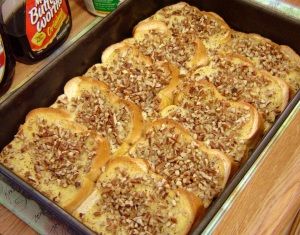 Christmas Morning - Overnight French Toast. I make this every year! Overnight French Toast, What's For Breakfast, Christmas Breakfast, Breakfast Dishes, Bagels, Christmas Morning, Yummy Breakfast, Brunch Recipes, Cooking And Baking