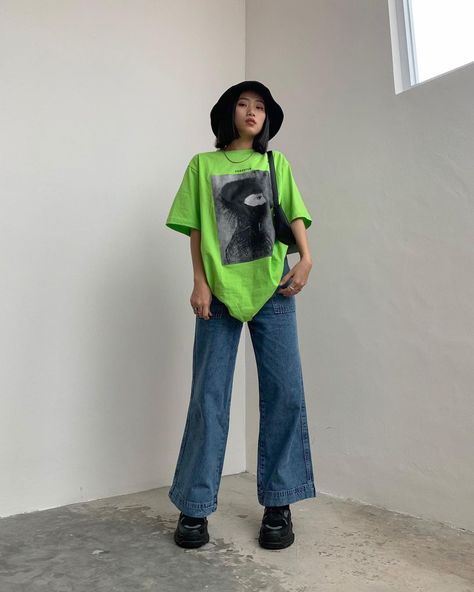 Colorful Tshirt Outfit, 90s Inspired Outfits, T Shirt Outfit, Estilo Punk, Outfit Goals, Fashion Lookbook, Edgy Outfits, Korean Outfits, Looks Vintage