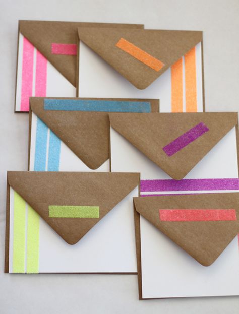 Take Note! 13 DIY Stationery Ideas via Brit + Co. Cheap Christmas Cards, Diy Note Cards, Diy Stationary, Washi Tape Cards, Washi Tape Diy, Diy Envelope, Creative Stationery, Cheap Christmas, Glitter Diy