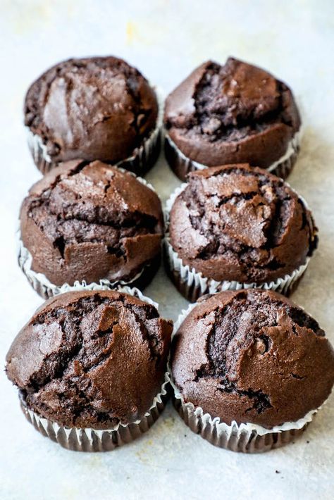 Chocolate Chunk Muffins, Chocolate Muffin Recipe, Jumbo Muffins, Double Chocolate Muffins, Chocolate Banana Muffins, Filled Muffins, Homemade Muffins, Oreo Dessert, Chocolate Chunk