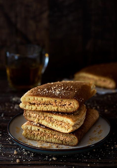 Apam Balik is a soft & fluffy sweet Malaysian peanut turnover pancake stuffed with a sugary, buttery peanut filling. Home Decor Ideas Paper, Apam Balik, Malaysian Recipes, Malaysian Dessert, Paper Flower Wall Hanging, Indonesian Desserts, Food Flatlay, Cafeteria Food, Traditional Cooking