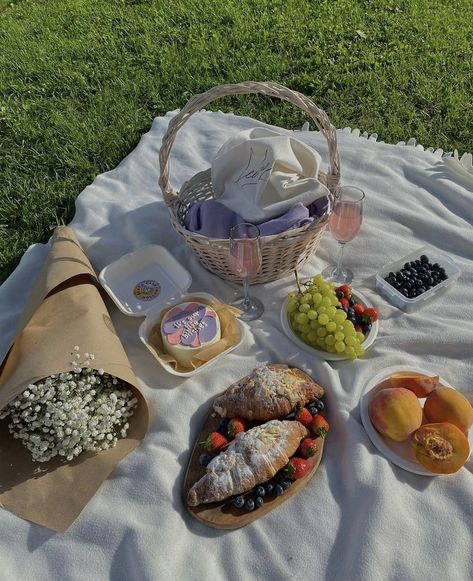 Small Picnic, Picnic Date Food, Picnic Pictures, Picnic Planning, Picnic Inspiration, Picnic Essentials, Picnic Decorations, Picnic Birthday, Picnic Date