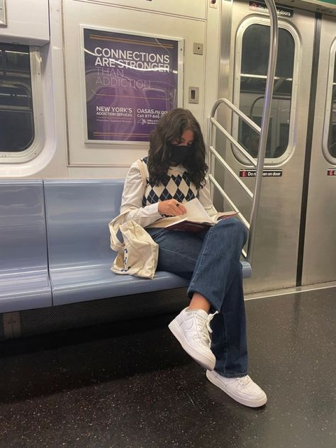 Subway Reading Aesthetic, Person Sitting On Subway, Metro Poses, Subway Astetic, Train Pictures Aesthetic, Chris Aesthetic, Uptown Girl Aesthetic, School Poses, Train Photoshoot