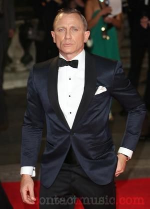 Daniel Craig at the Skyfall premiere. Swaps out the standard black tuxedo jacket for a shawl neck navy jacquard jacket. I mean, come on. That's just amazing. Dinner Jacket Wedding, Berenice Marlohe, Black Tux Wedding, Navy Tux, Blue Tux, Naomie Harris, Navy Tuxedos, Wedding Tux, Black Tie Attire