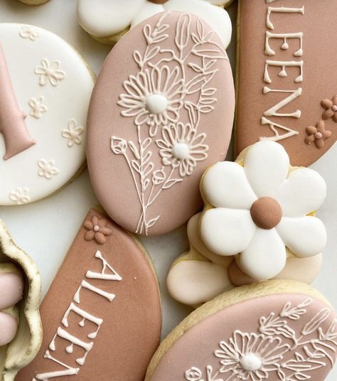 Boho Flower Cookies, Boho Floral Cookies, Neutral Cookies Decorated, Boho Cookies Birthday, Boho First Birthday Cookies, Boho Birthday Cookies Decorated, Boho Baby Shower Cookies For Girl, Baby In Bloom Cookies Girl, Daisy Birthday Cookies