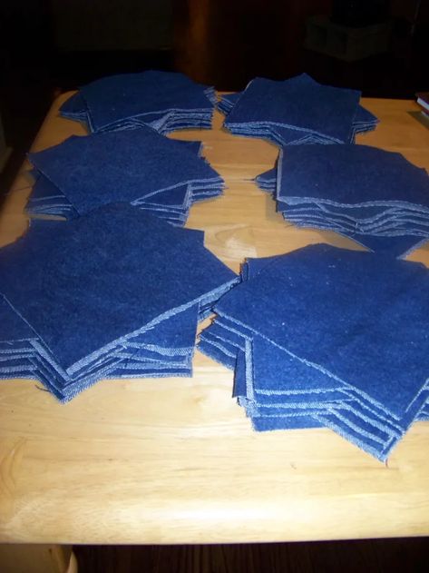 Denim Rag Quilt, Denim Quilt Patterns, Artisanats Denim, Rag Quilt Tutorial, Denim Quilts, Blue Jean Quilts, Window Quilt, Rag Quilt Patterns, Jean Quilt