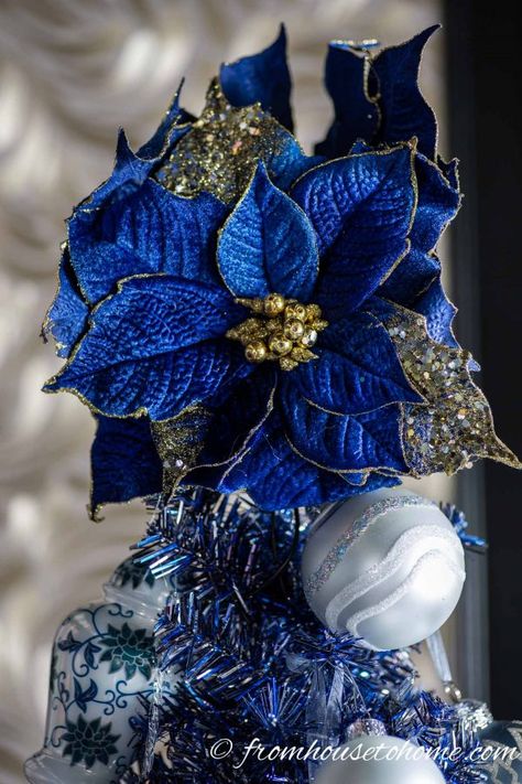 If you want to try something new for your Christmas tree this year, try out beautiful blue Christmas tree decoration ideas. Blue shades look so elegant on a Christmas tree, and here’s how to use that for your Christmas tree decorations. Christmas Color Themes, Blue And White Christmas Ornaments, Blue And Gold Christmas, Blue Christmas Tree Decorations, Blue And White Christmas, Glam Christmas Decor, Christmas Tree Decorating Ideas, Blue Christmas Ornaments, Tree Decorating Ideas