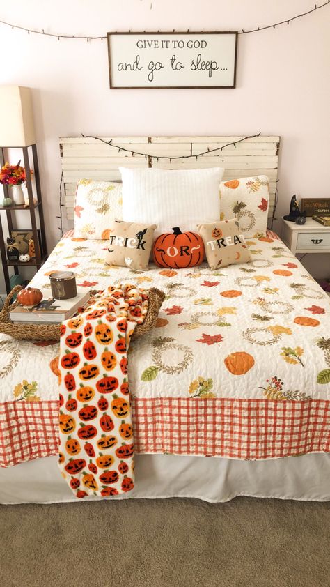 Fall Room Ideas, Holiday Room Decor, Halloween Bedroom Decor, Holiday Bedroom, Herbst Bucket List, Fall Room Decor, Fall Bedroom Decor, Halloween Bedroom, Holiday Room