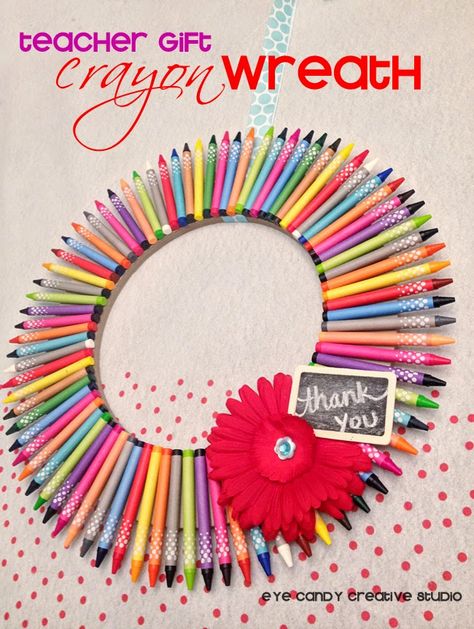 DIY CRAFT :: Crayon Wreath Crayon Wreath, Crayon Gifts, Mini Chalkboards, Teacher Craft, Gift Wreath, Studio Diy, Time Time, I Am Loving, Holiday Wreaths