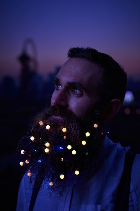 The latest beard decoration trend is the Christmas Beard which used beard lights. London's East Village E20 is offering hipsters a Pimp My Beard service. Crazy Beard, Beard Decorations, Beard Makeup, Glitter Beards, Flower Beard, Shoulder Haircut, Girls Hairdos, Beard Designs, Roasted Pumpkin