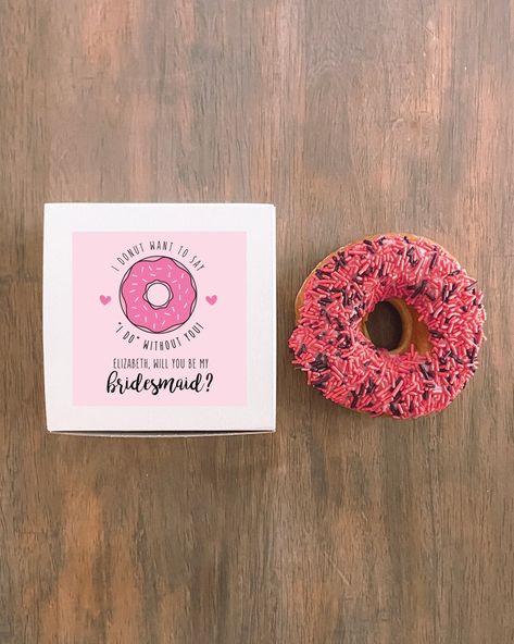 Bridesmaid Proposal Box. Everyone loves a good donut! Ask your girls to be in your wedding party, in this punny way! Make your bridal tribe complete with these high quality donut bakery boxes. Each White Donut Box is 4" x 4" x 2" in size and comes with a personalized label on the outside. Perfect fit for any regular sized donut! Eco-friendly! Boxes are 100% recyclable & have 80% post consumer recycled material. FDA approved. Donut Bridesmaid Proposal, Donut Pun, Made Of Honor, Donut Box, Wedding Donuts, Bakery Boxes, Man Of Honour, Unique Bridesmaid, Blush Bridesmaids