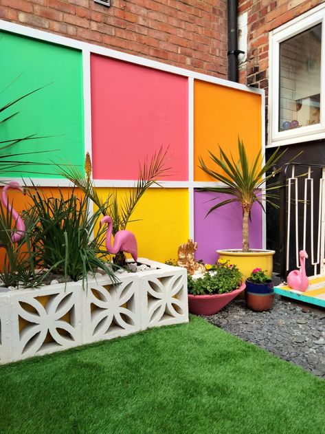 Colorful Backyard Ideas, Backyard Vibes, Mid Century Outdoor, Colored Tiles, Hall Wallpaper, Yard Diy, Modern Outdoor Living, 70s House, Colorful Patio