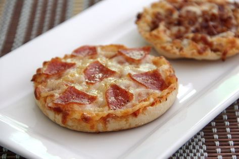 English Muffin Pizzas - bakedbyrachel.com Resep Muffin, Toaster Oven Recipes, Pizza Recipes Pepperoni, Resep Pizza, English Muffin Pizza, English Muffin Recipes, Pickle Recipes, Appetizers For Kids, Pizza Muffins