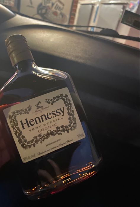 Hennessy Very Special Cognac, Hennessy Bottle, Crown Bottle, Workout Pics, Pretty Alcoholic Drinks, Instagram Cartoon, Liquor Drinks, Puff And Pass, Getting Drunk