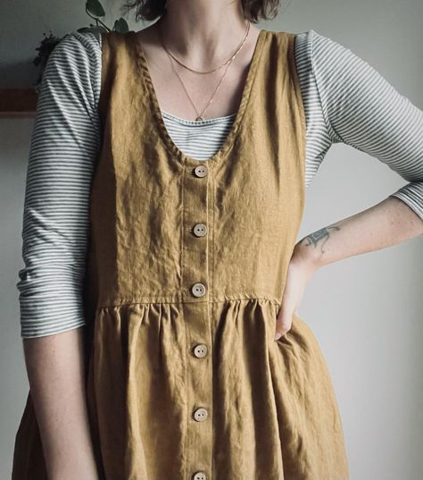 Fall Layering Dress Outfits, Farm Casual Outfits, Swedish Clothing Style, Farm Fashion Women, Midsize Boho Outfits, Farm Wardrobe, Homestead Fashion, Farmcore Fashion, Cottagecore Capsule Wardrobe