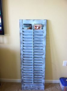 Old shutter, painted, antiqued, and re-purposed to be a DVD holder! Ikea Dvd Storage, Dvd Storage Tower, Dvd Storage Ideas, Dvd Storage Cabinet, Diy Dvd Storage, Dvd Storage Binder, Diy Dvd, Dvd Storage Shelves, Dvd Cabinets