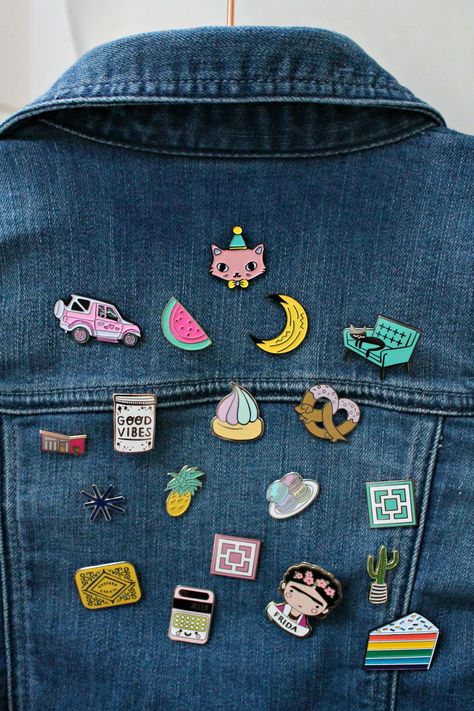 Diy Hair Clip, Pins And Buttons, Gamine Style, Diy Pins, Tattoo Illustration, Sticker Patches, Beer Gifts, Doodle Drawings, Custom Pins