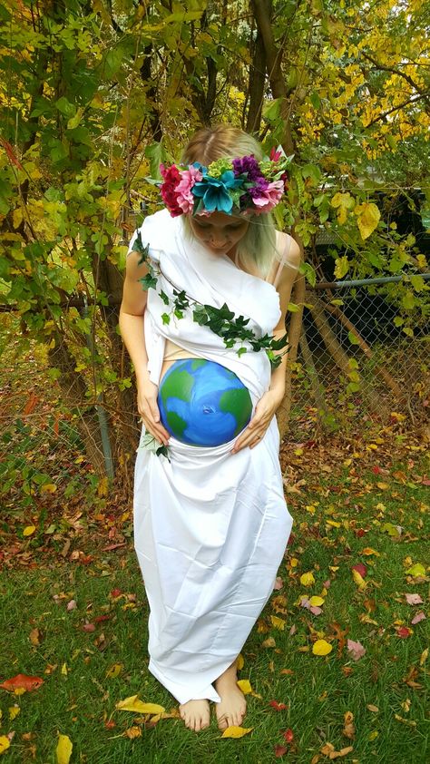 DIY Mother Earth costume Mother Earth Costume, Halloween Costumes Women Unique, Funny Pregnant Halloween Costumes, Earth Costume, Mother Nature Costume, Pregnancy Costumes, Pregnant Halloween Costumes, Halloween Parejas, Baby Kostüm