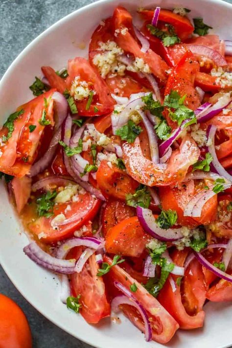 Tomato Salad Dressing, Tomatoes Salad, Homemade Salad Dressing Healthy, Sommer Mad, Tomato Salad Recipes, One Pot Dinners, Recetas Keto, White Bowl, Juicy Tomatoes