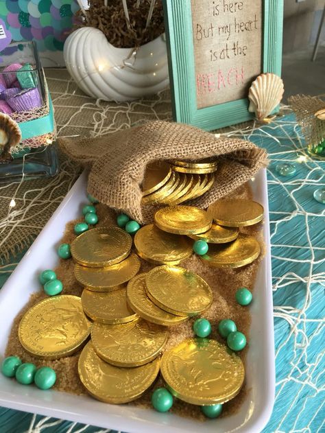 Chocolate coins in mermaid candy bar. Ariel Party FoodAriel ... Tropisk Fest, Mermaid Birthday Party Food, Cake Mermaid, Ariel Birthday Party, Sea Party Ideas, Ocean Birthday Party, Mermaid Birthday Party Decorations, Mermaid Theme Birthday Party, Mermaid Cupcakes