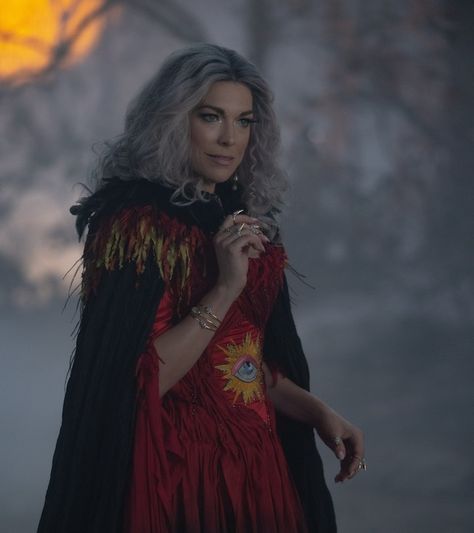 Hannah Waddingham Took The Role Of Mother Witch In 'Hocus Pocus 2' For Her Daughter Mother Witch, Hermanas Sanderson, Hocus Pocus Costume, Hannah Waddingham, Hocus Pocus 1993, Hocus Pocus Movie, Sarah Sanderson, Hocus Pocus 2, Disney Images