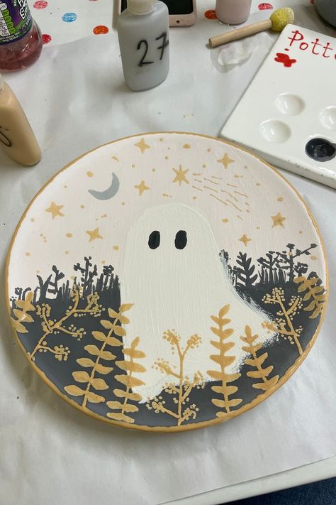 Plate Pottery Painting, Halloween Plates Diy, Ceramic Cafe, Halloween Plates, Plate Pottery, Painted Ceramic Plates, Diy Pottery Painting, Halloween Facts, About Halloween