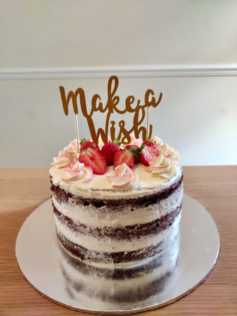 Naked Chocolate Cake Decoration, Naked Cakes Birthday, Naked Cake Decorating Ideas, Aesthetic Cake Designs, Naked Cake Birthday, Naked Birthday Cake, Chocolate Cake Strawberry, Naked Chocolate Cake, Graduation Cake Ideas