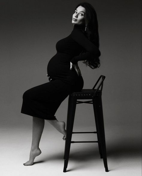 Pregnancy Photo Shoot Outfits, Maternity Shoot Poses Mom, Bedroom Maternity Shoot, Pregnancy Photoshoot Outfits, Maternity Shoot Outfits, Classy Maternity Shoot, Maternity Photography Outfits, Photo Shoot Poses, Studio Maternity Shoot