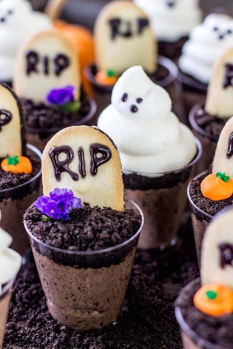 Ghosts in the Graveyard Dessert Shooters are a great Halloween Dessert! Halloween Dessert Shooters, Halloweenpyssel Barn, Halloween Sugar Cookies Decorated, Spooky Halloween Desserts, Postres Halloween, Dessert Halloween, Dessert Shooters, Halloween Food Appetizers, Fun Halloween Treats