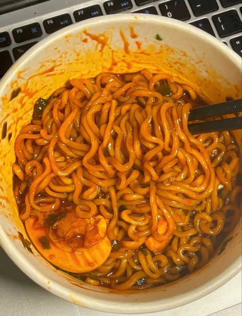 Noddles Food Spicy, Samyang Food, Buldak Ramen, Soul Food Dinner, Spicy Snacks, Food Babe, Food Drinks Dessert, Snap Food, Food Videos Cooking