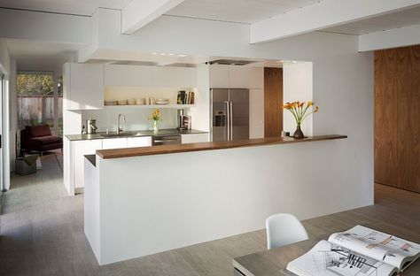 Connect the kitchen with the dining space with a half wall Half Open Kitchen, Kitchen Half Wall, Half Wall Kitchen, Half Wall Ideas, Minimal Kitchen Design, Eichler Homes, Minimal Kitchen, Renovation Design, Mid Century Kitchen