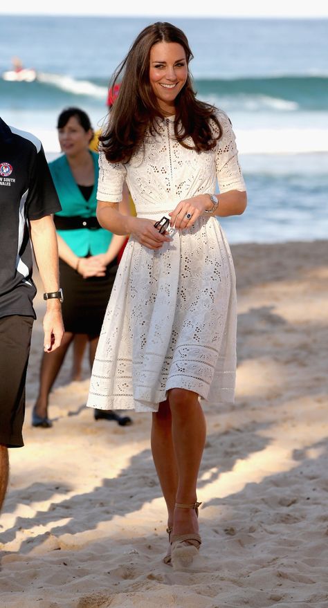 Kate Middleton in Zimmermann on April 18, 2014 in Sydney, Australia. Photo: Chris Jackson/Getty Images Moda Kate Middleton, Kate Middleton Stil, Family Photo Outfits Summer, Style Kate Middleton, Duchesse Kate, Düşes Kate, Herzogin Von Cambridge, Kate Middleton News, Princesse Kate Middleton