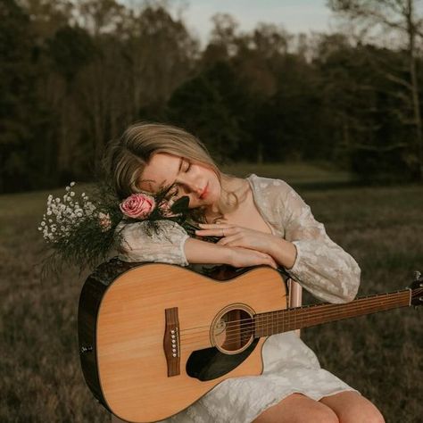 Photoshoot Ideas Musician, Guitar Photoshoot Ideas, Photo With Guitar, Music Senior Pictures, Music Photography Creative, Photo Shoot Pose Ideas, Guitar Senior Pictures, Indie Photoshoot, Guitar Photoshoot