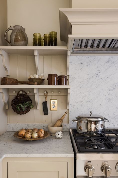 Kitchen of the Week: English Cottage Style in Just 75 Square Feet Vintage English Kitchen, English Cottage Kitchen Inspiration, Minimalist English Cottage, European Cottage Kitchen, English Cottage Style Interior, Modern English Kitchen, English Cottage Style Kitchen, Cottage Shelves, Cottage Kitchen Backsplash