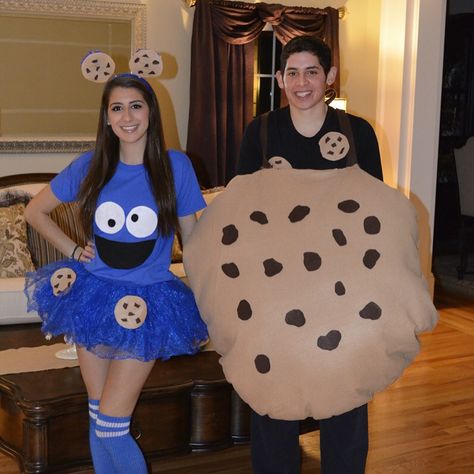 Cookie Monster and Cookie couples costume Cookie Monster Couple Costume Diy, Couples Costumes Cookie Monster, Best Original Halloween Costumes, Cookie And Milk Costumes, Cookie Monster Adult Costume, Monster Outfit Ideas, Cookie Monster And Cookie Costume, Mixed Couple Costumes, Cookie And Cookie Monster Costume Couple