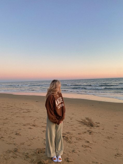 Cold Beach Outfit, Beach Instagram Pictures, Summer Picture Poses, Winter Beach, Images Esthétiques, Sunrise Beach, Winter Pictures, Foto Ideas Instagram, Beach Poses