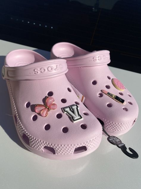 Cute Pink Crocs, Pink Croc Jibbitz Ideas, Pastel Pink Crocs, Light Pink Crocs Aesthetic, Ballerina Pink Crocs With Jibbitz, Light Pink Crocs With Jibbitz, Cute Croc Jibbitz Ideas, Pink Crocs With Charms, Pink Crocs With Jibbitz