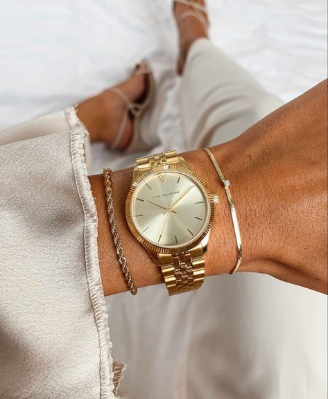 Golden Watch Women, Elegant Watches Women, Timepiece Design, Arm Wear, Golden Watch, Gold Watches Women, Gold Armband, Classy Jewelry, Jewelry Lookbook