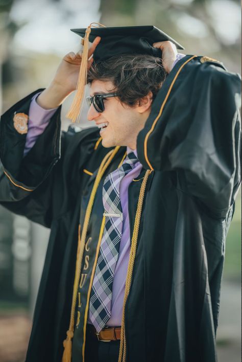 Graduation Photography Men, Male Graduation Pictures, Cap And Gown Senior Pictures, Cap And Gown Photos, Cap And Gown Pictures, Senior Photoshoot Poses, College Graduation Photoshoot, College Graduation Pictures Poses, Boy Graduation