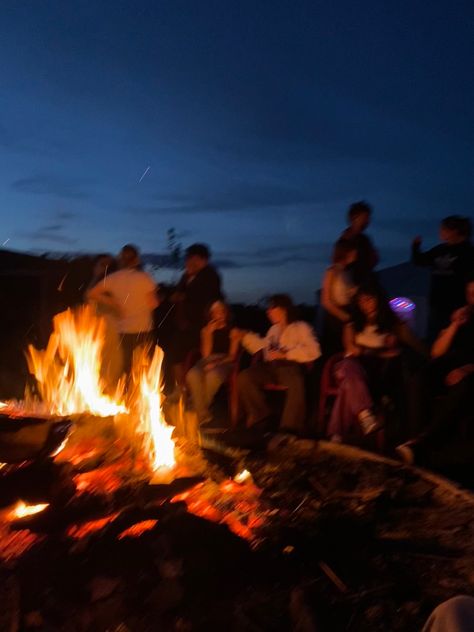 Summer Bonfire, Bonfire Party, Camping Aesthetic, A Group Of People, Party Aesthetic, Teen Summer, Adventure Aesthetic, Bonfire Night, Camping Party