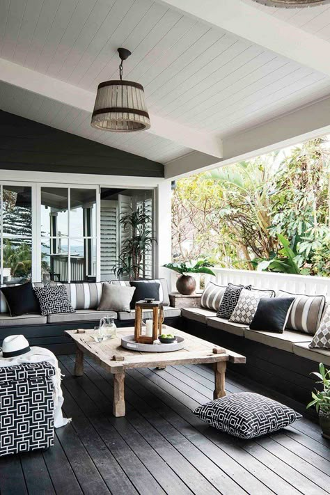 For the best outdoor dining, outdoor furniture and outdoor entertaining, Home Beautiful magazine Editor-in-chief Wendy Moore gives us her 6 essential tips Veranda Design, Best Outdoor Furniture, Casa Exterior, Hus Inspiration, Outdoor Living Room, Cool Ideas, Patio Dining Set, Outdoor Rooms, Outdoor Style