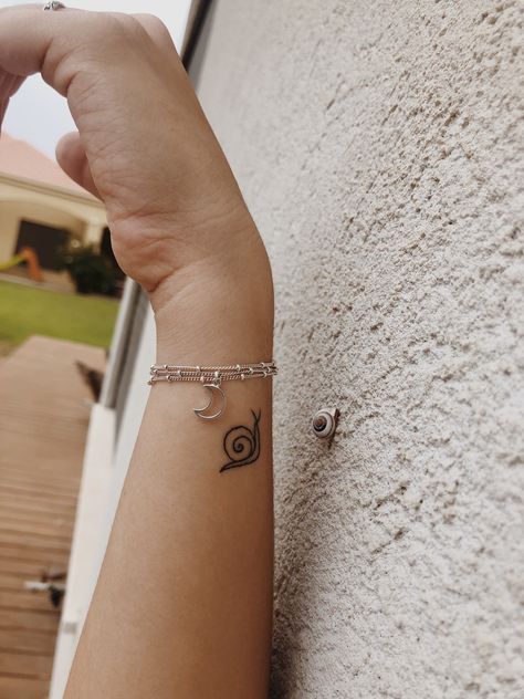 Small Snail Tattoo Simple, Cute Snail Tatoos, Bubby Tattoo, Tiny Snail Tattoo, Snails Tattoo, Small Snail Tattoo, Snail Tattoo Ideas, Snail Tattoo Simple, Snail Tattoos