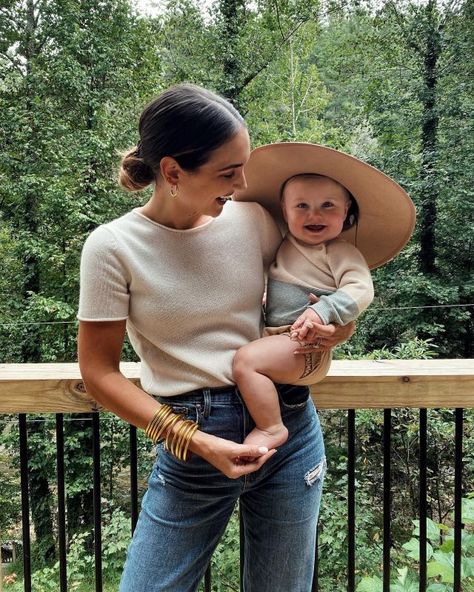 Cool Mama Style, Mom With Baby Aesthetic, Baby And Mom Aesthetic, That Mom Aesthetic, Mom And Baby Pictures, Mom And Baby Aesthetic, Cool Mom Aesthetic, Children Aesthetic, Fashion Mom