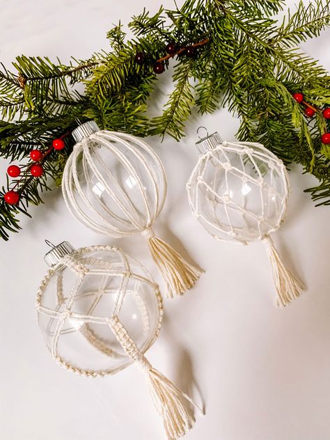 Diy Macrame Christmas, Macrame Ornaments, Kerajinan Diy, Pola Macrame, Boho Christmas Decor, Diy Jul, Macrame Christmas, Christmas Ball Ornaments, Crochet Xmas