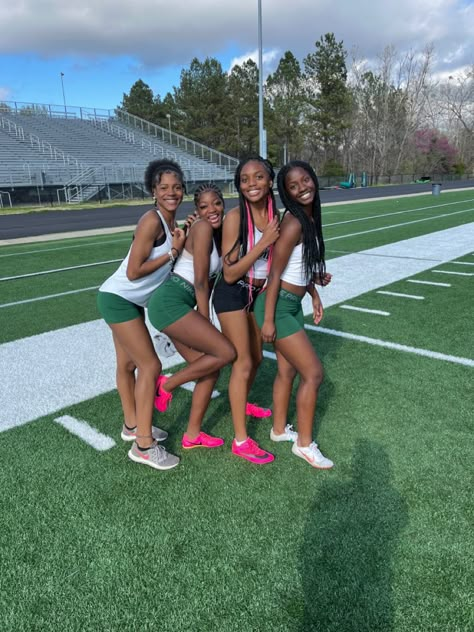 High School Track, Track Girls Aesthetic, Aesthetic Track Pictures, Track Black Women, Track Girls Black, Track Anf Field Aesthetic, Track Senior Pictures, Running Books, Athletics Track