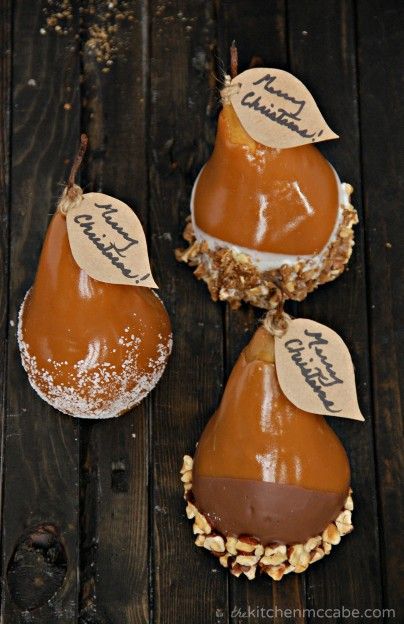 Caramel Dipped Pears - The Kitchen McCabe Jul Mad, Caramel Pears, Caramel Dip, Christmas Preparation, Edible Gifts, God Jul, Chocolate Shavings, Candy Apples, Fruit Recipes